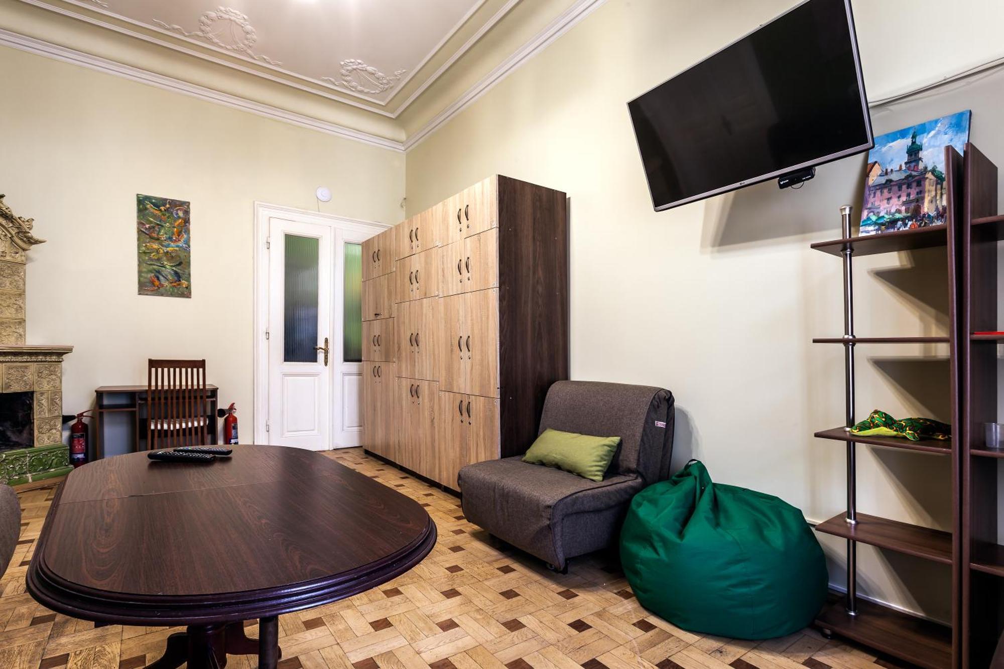 Leosphere Hostel Lwów Zewnętrze zdjęcie