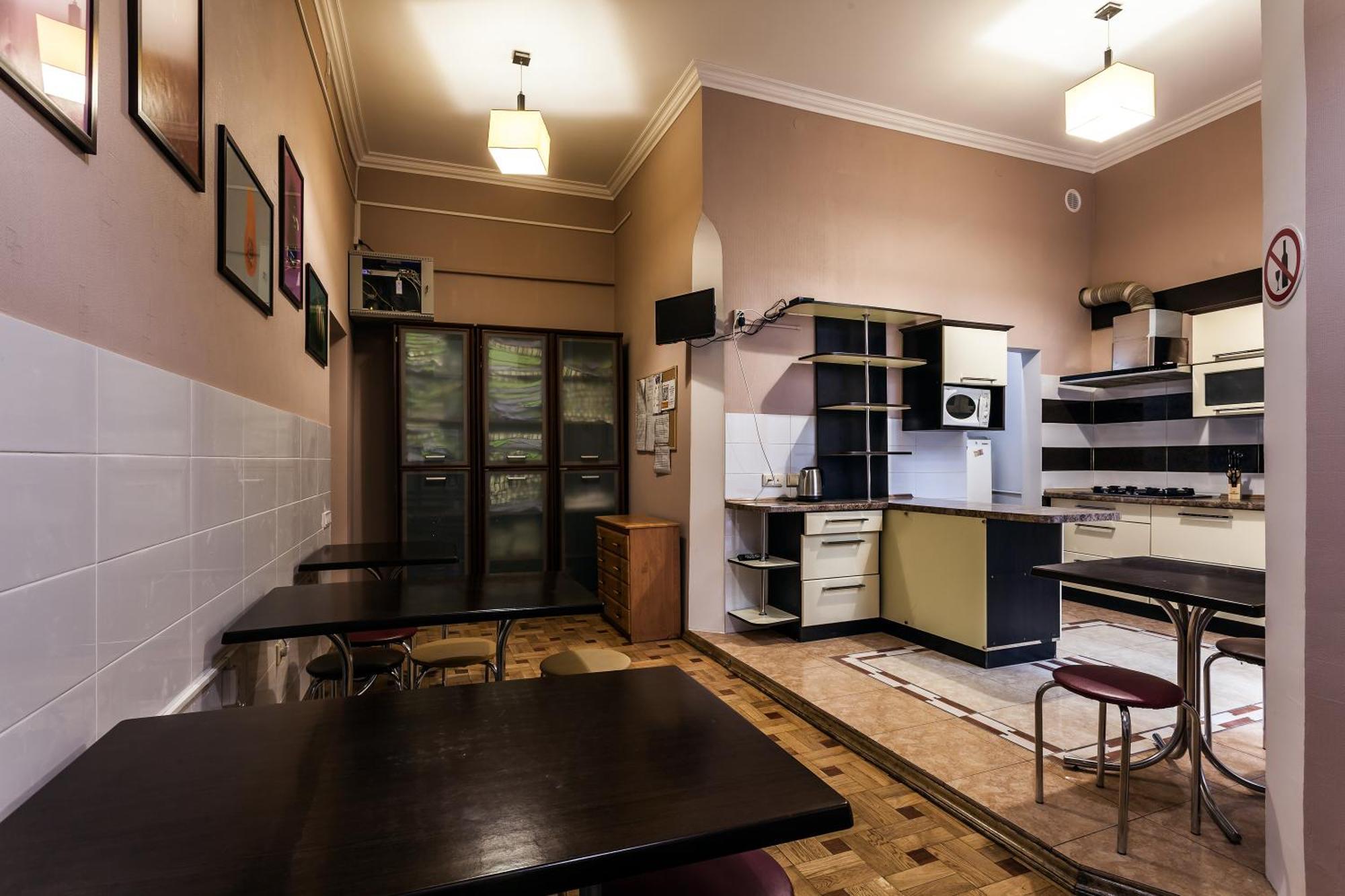 Leosphere Hostel Lwów Zewnętrze zdjęcie