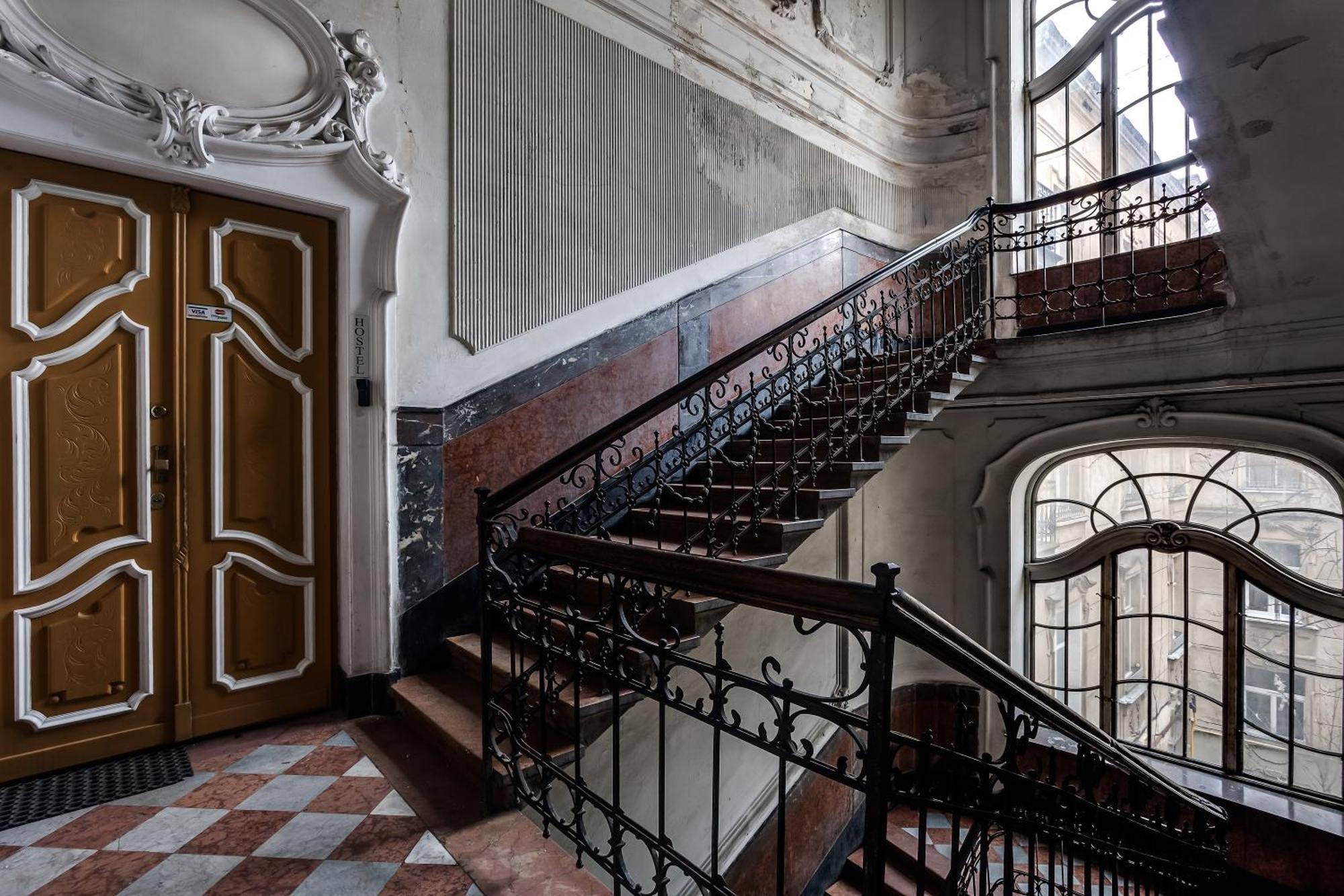 Leosphere Hostel Lwów Zewnętrze zdjęcie