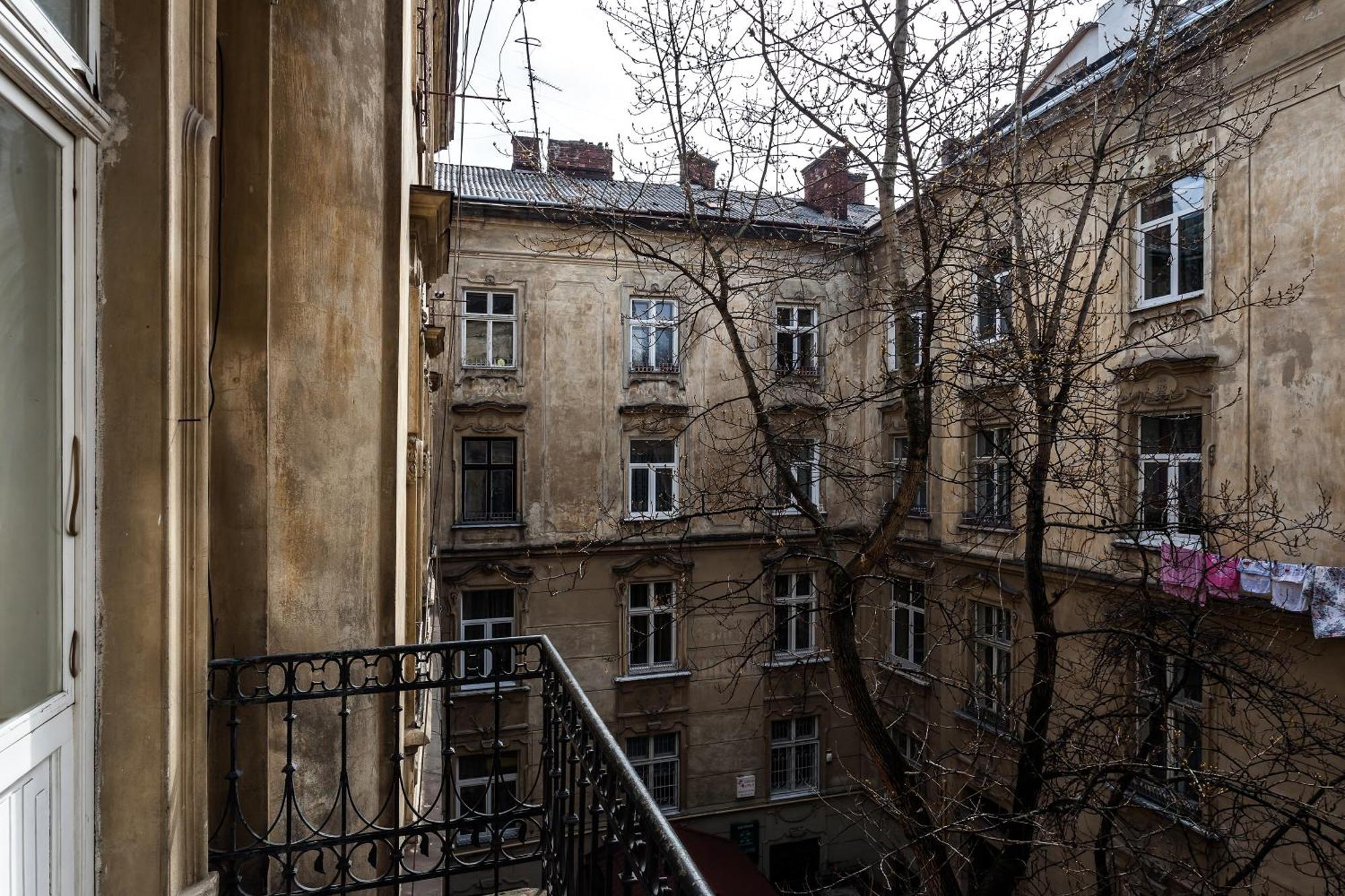 Leosphere Hostel Lwów Zewnętrze zdjęcie