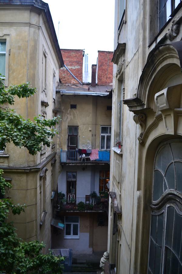 Leosphere Hostel Lwów Zewnętrze zdjęcie